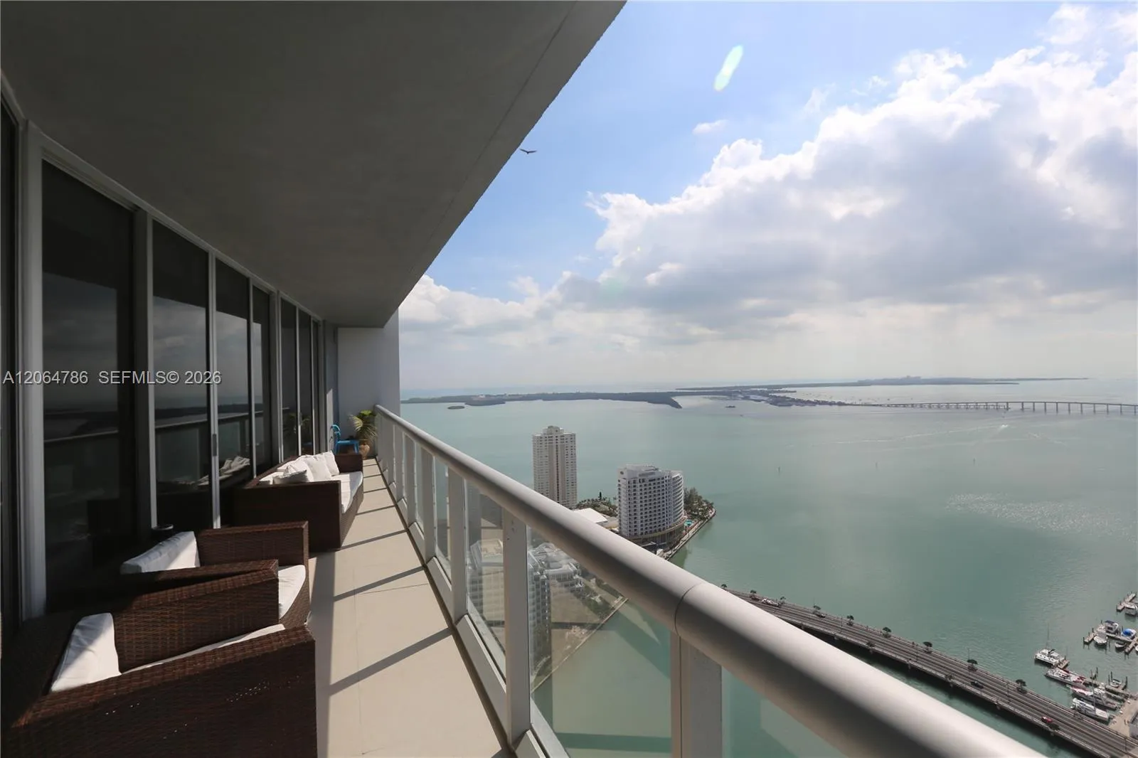 Foto de propiedad en 495 Brickell Avenue 4703, Miami, FL 33131 Miami con MLS# 