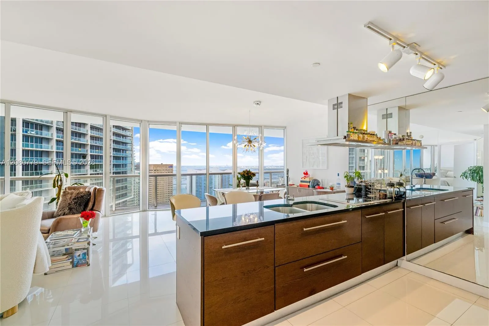 Foto de propiedad en 495 Brickell Avenue 4704, Miami, FL 33131 Miami con MLS# 