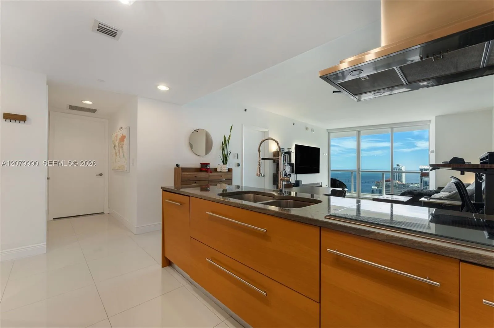 Foto de propiedad en 495 Brickell Avenue 4709, Miami, FL 33131 Miami con MLS# 