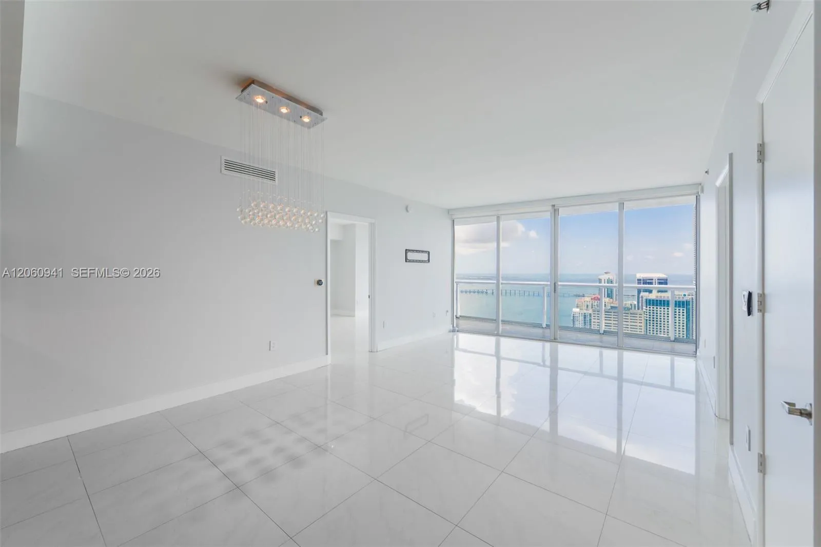 Foto de propiedad en 495 Brickell Avenue 5205, Miami, FL 33131 Miami con MLS# 