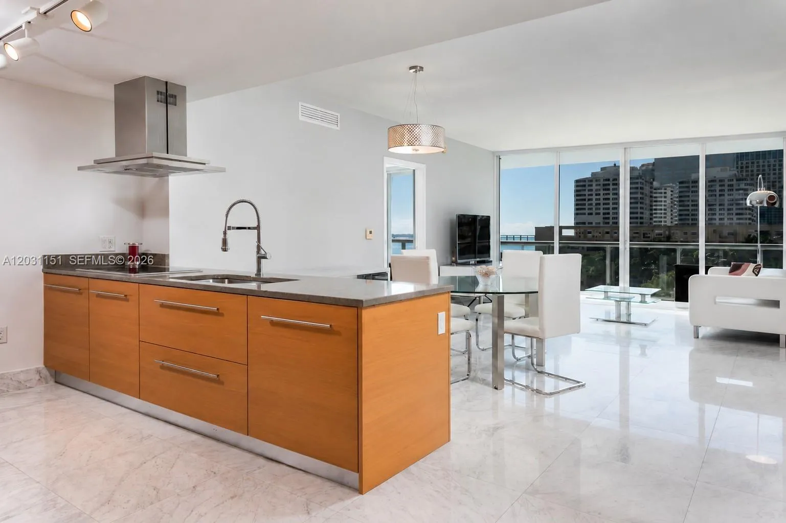 Foto de propiedad en 495 Brickell Avenue 705, Miami, FL 33131 Miami con MLS# 