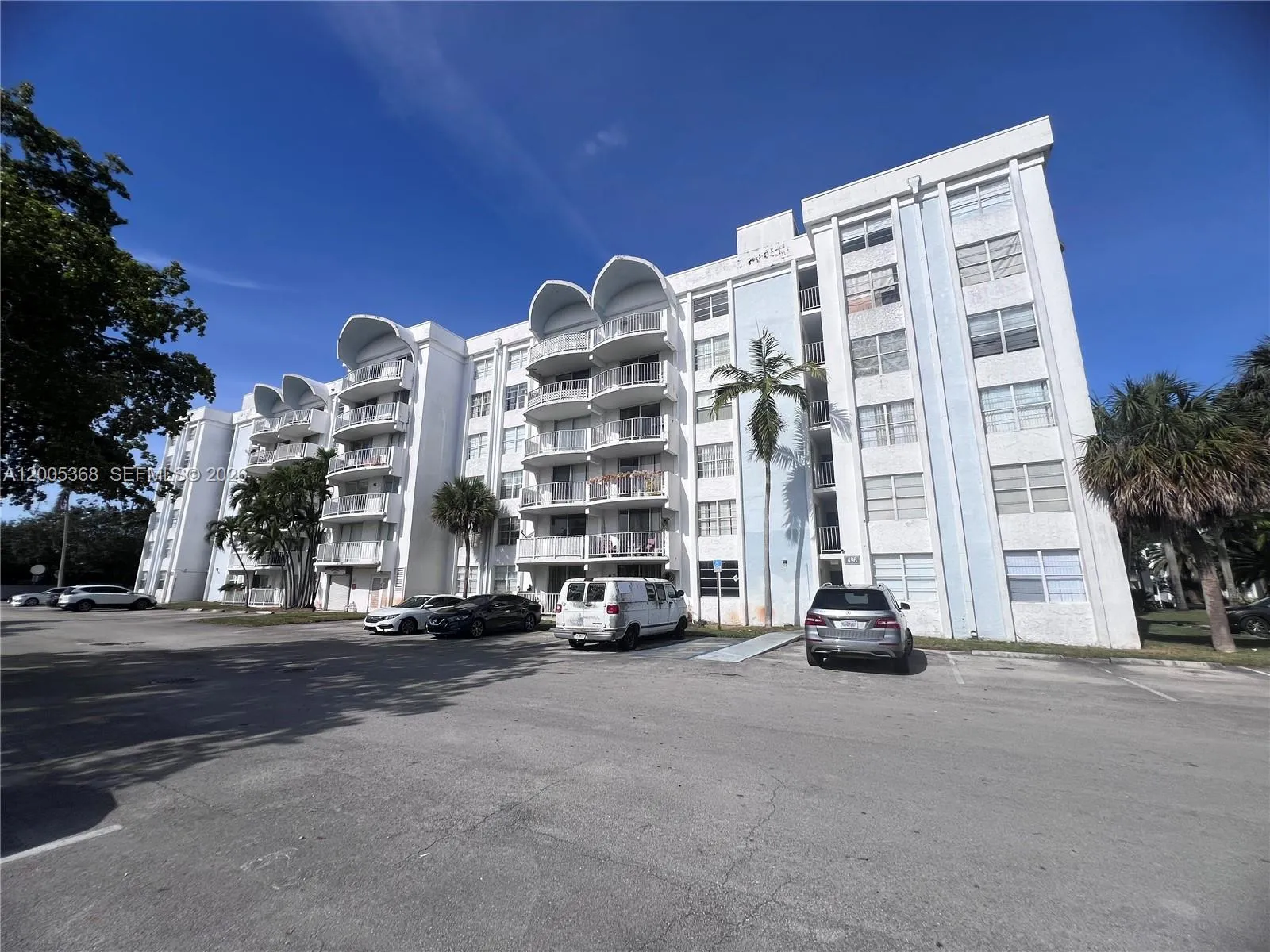 Foto de propiedad en 496 NW 165th St Road D-414, Miami, FL 33169 Miami con MLS#