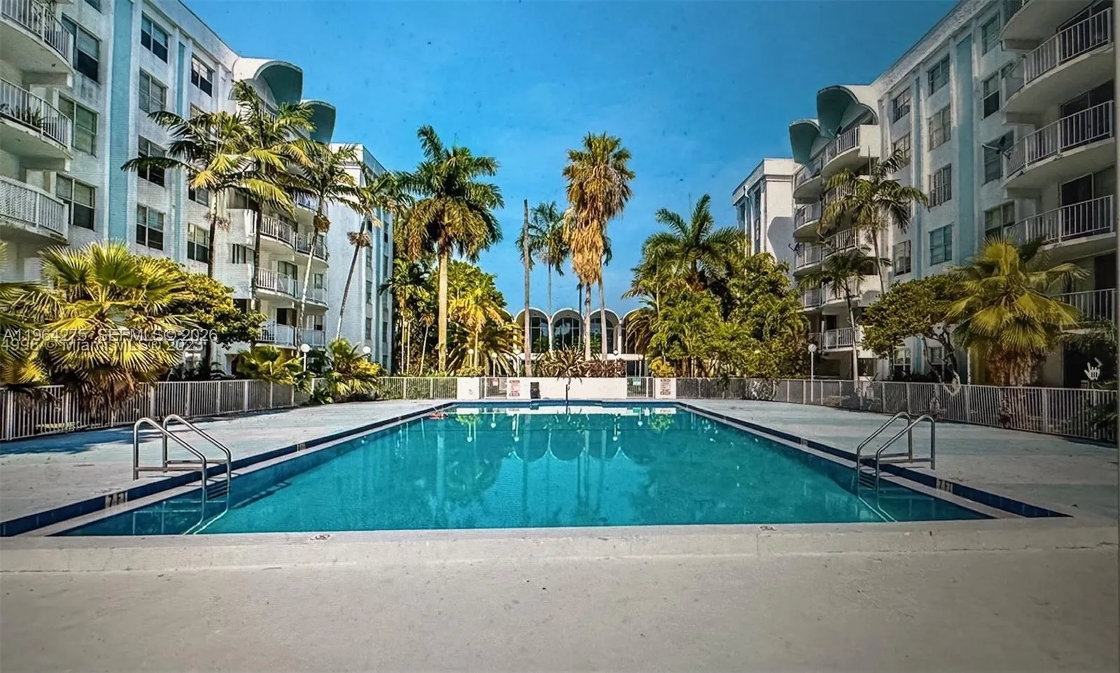 Foto de propiedad en 496 NW 165th St Road D-614, Miami, FL 33169 Miami con MLS#