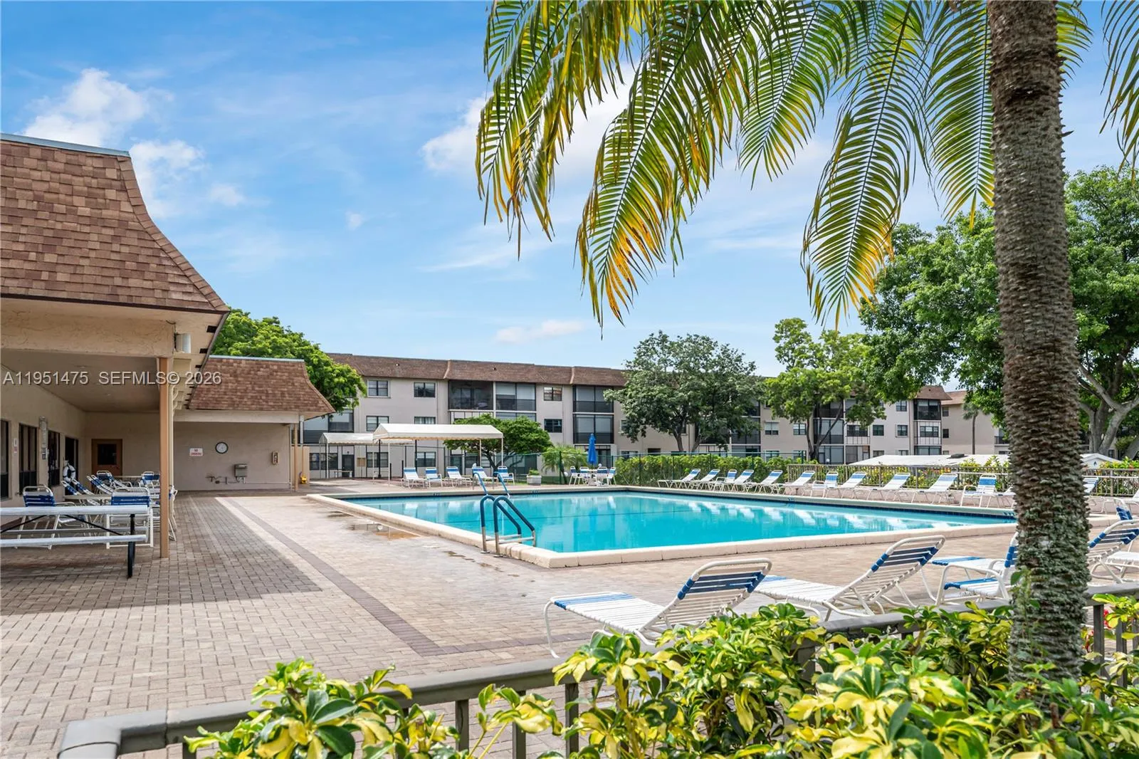 Foto de propiedad en 4960 E Sabal Palm Boulevard 301, Tamarac, FL 33319 Tamarac con MLS# 
