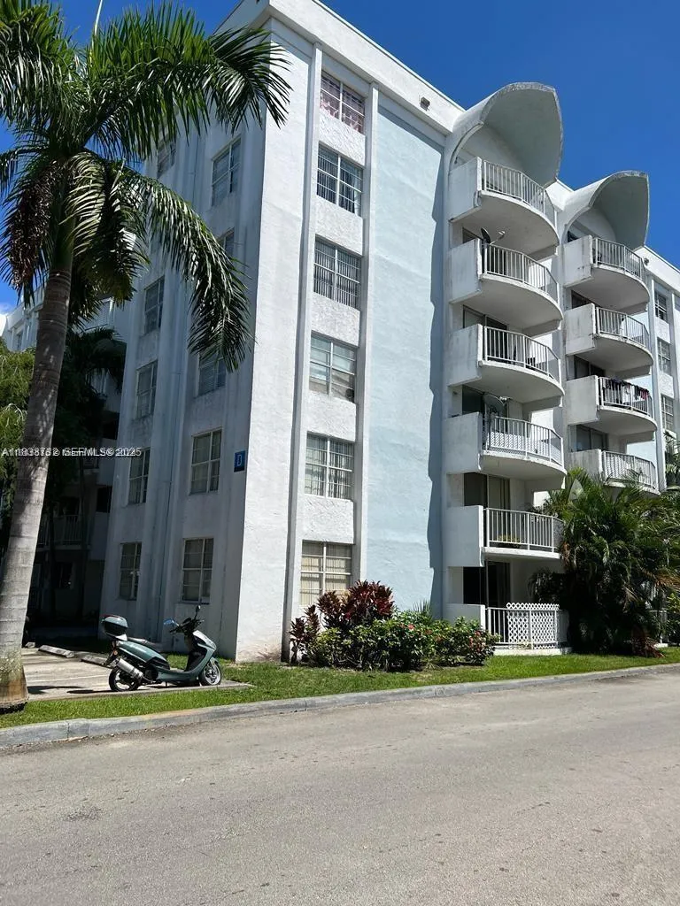 Foto de propiedad en 498 NW 165th St Road D-407, Miami, FL 33169 Miami con MLS#