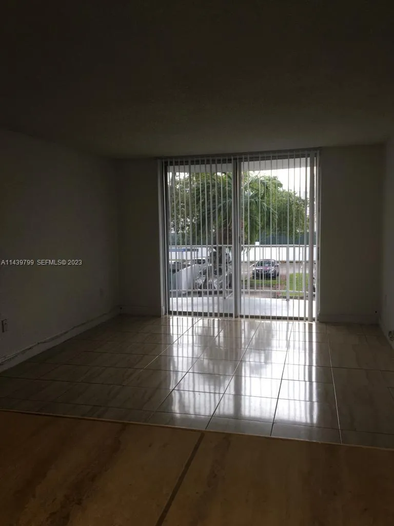 Foto de propiedad en 498 NW 165th St Road D205, Miami, FL 33169 Miami con MLS# 