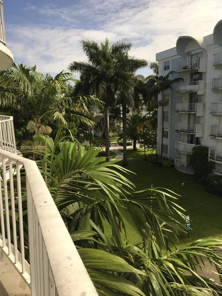 Foto de propiedad en 498 NW 165th St Road D401, Miami, FL 33169 Miami con MLS# 