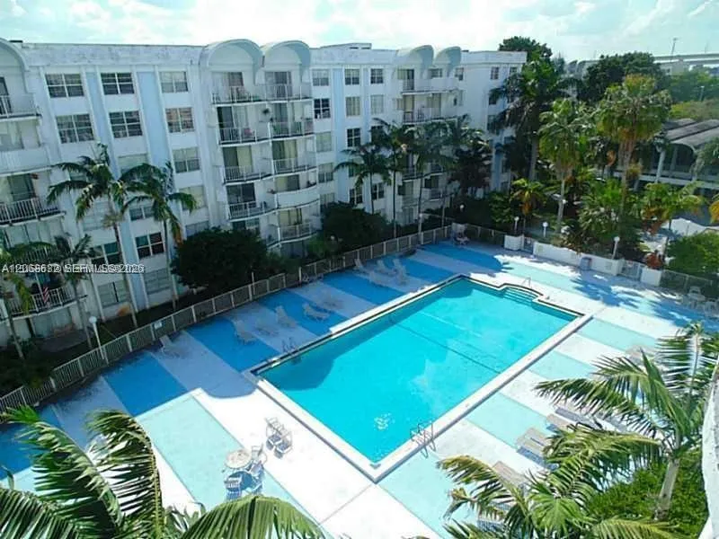 Foto de propiedad en 498 NW 165th Street D-501, Miami, FL 33169 Miami con MLS# 