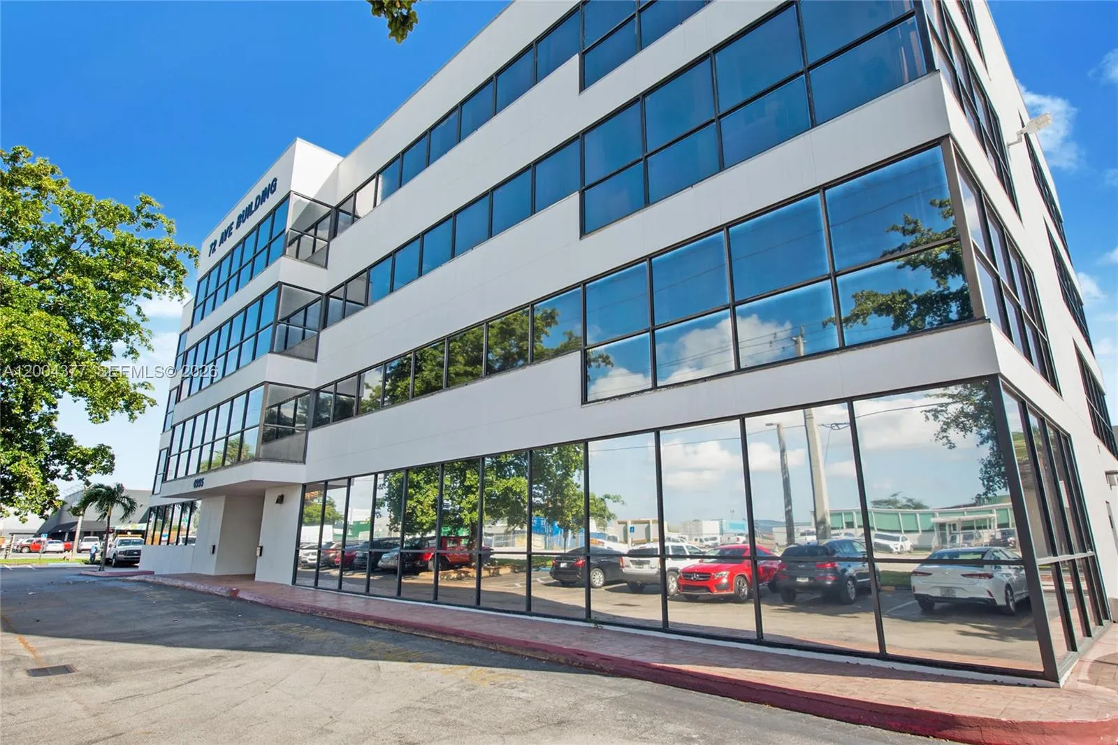 Foto de propiedad en 4995 NW 72nd Avenue 400, Miami, FL 33166 Miami con MLS# 