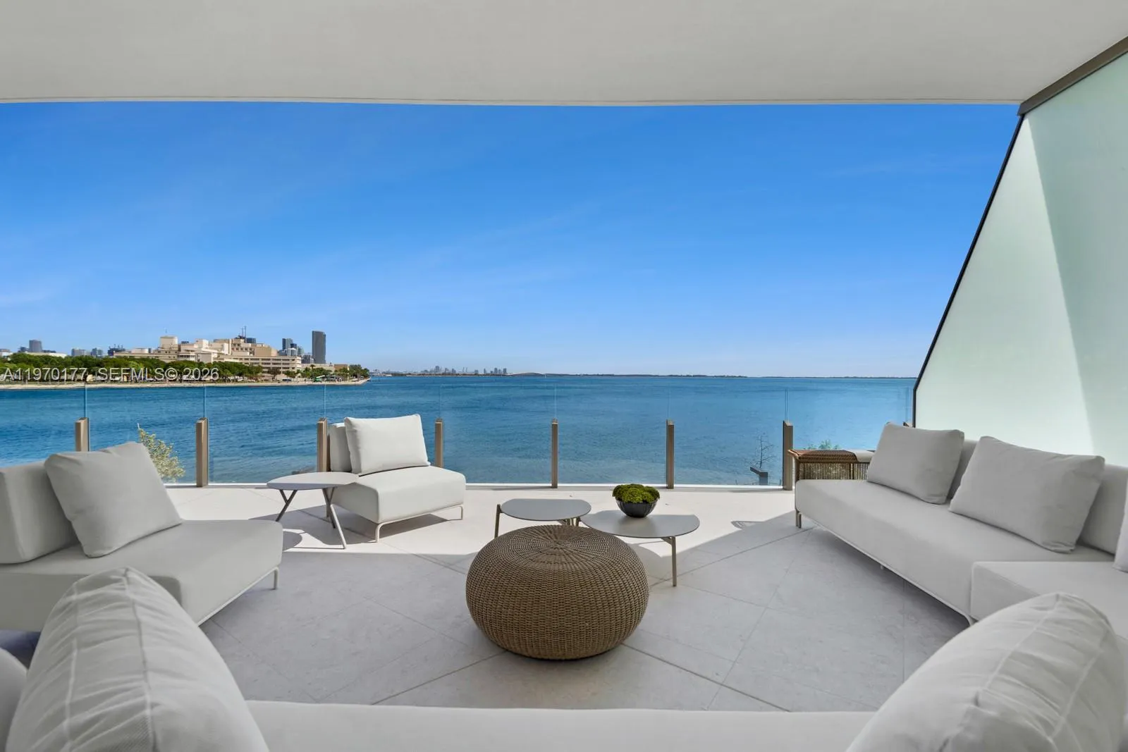 Foto de propiedad en 5 Grove Isle Drive M204, Coconut Grove, FL 33133 Coconut Grove con MLS# 