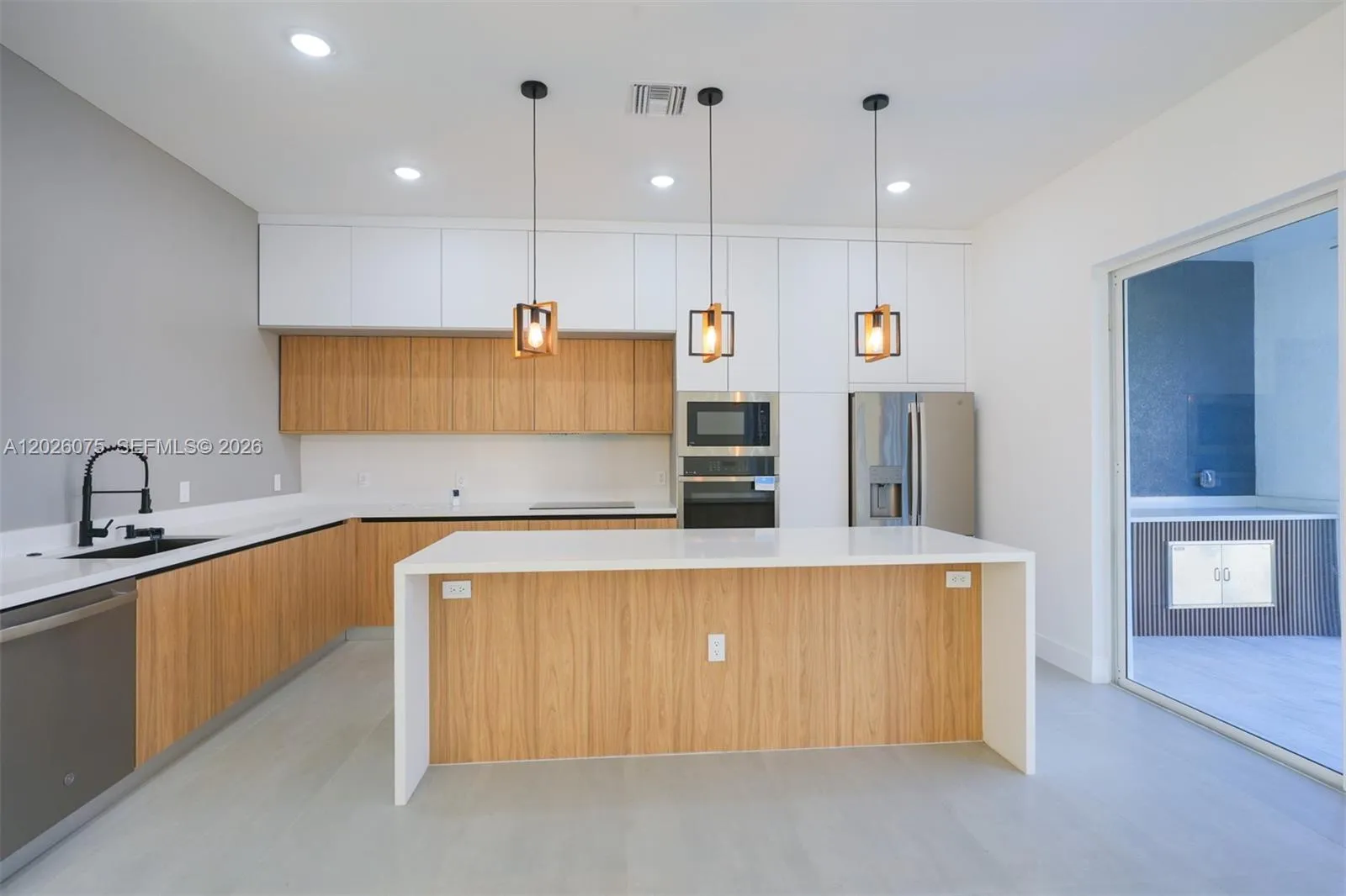 Foto de propiedad en 5 SW 26th Place, Cape Coral, FL 33991 Cape Coral con MLS# 