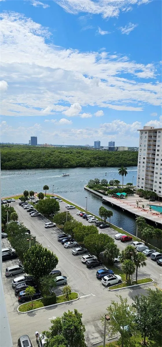 Foto de propiedad en 500 Bayview Drive 1117, Sunny Isles Beach, FL 33160 Sunny Isles Beach con MLS# 