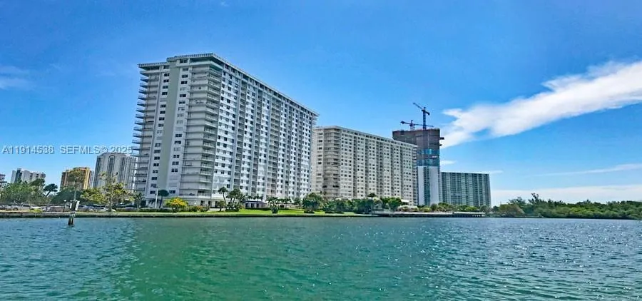 Foto de propiedad en 500 Bayview Drive 125, Sunny Isles Beach, FL 33160 Sunny Isles Beach con MLS# 