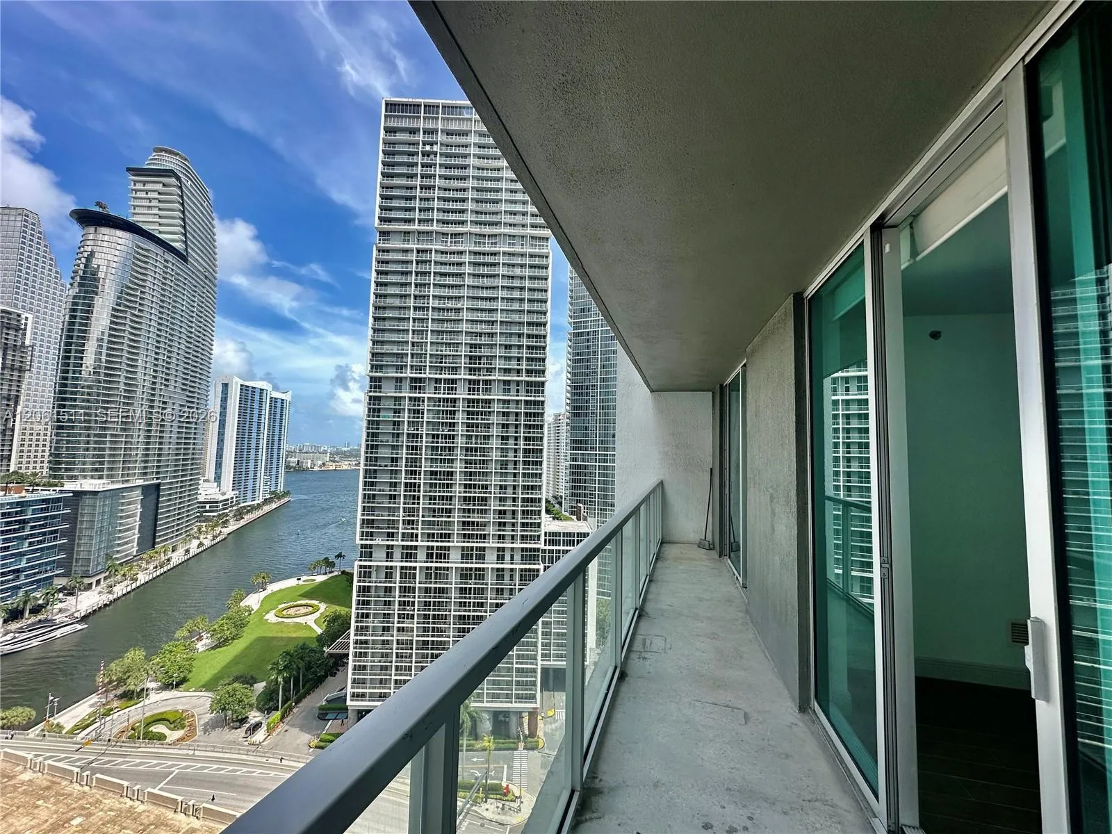 Foto de propiedad en 500 Brickell Avenue 2407, Miami, FL 33131 Miami con MLS# 