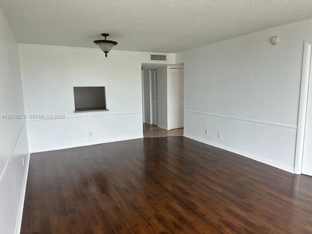 Foto de propiedad en 500 Executive Center Drive 3A, West Palm Beach, FL 33401 West Palm Beach con MLS# 