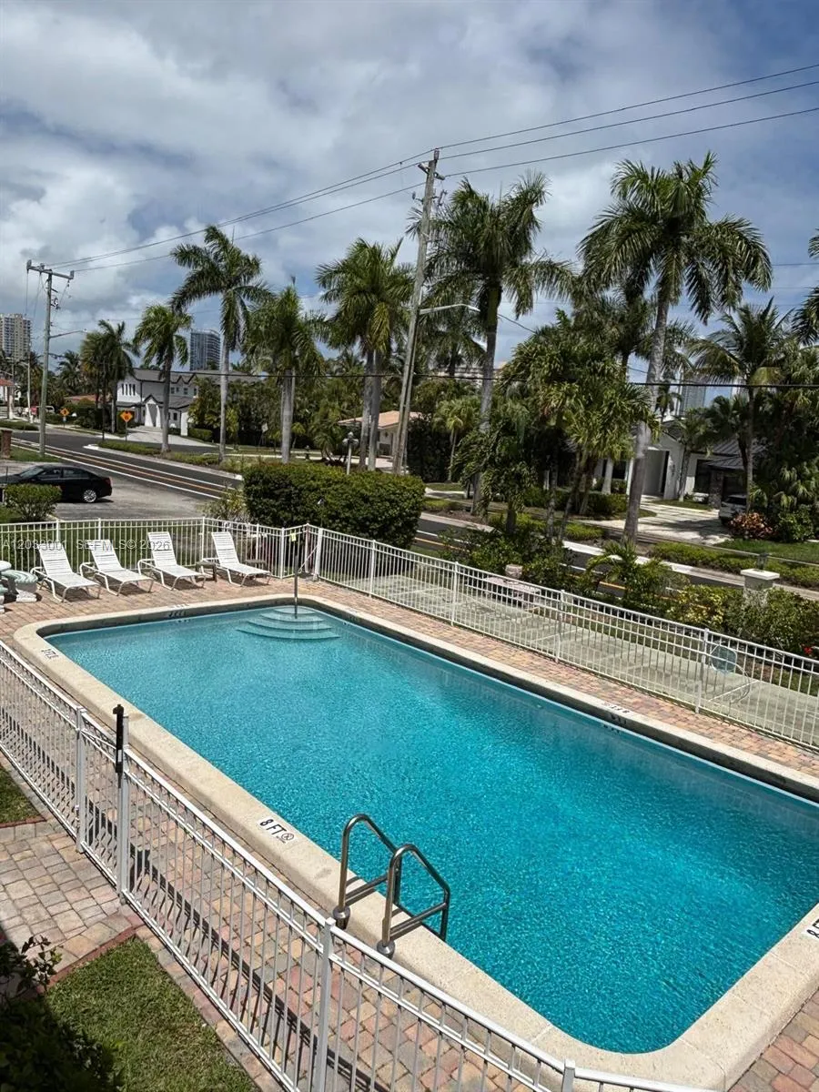Foto de propiedad en 500 Layne Boulevard 12, Hallandale Beach, FL 33009 Hallandale Beach con MLS# 