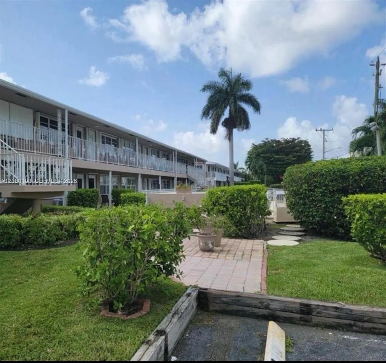 Foto de propiedad en 500 Layne Boulevard 14, Hallandale Beach, FL 33009 Hallandale Beach con MLS# 
