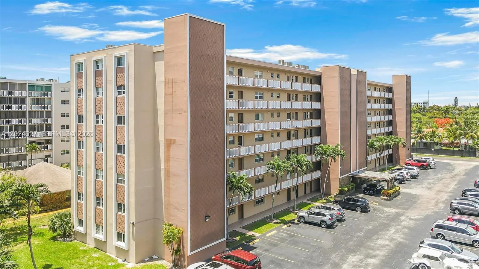 Foto de propiedad en 500 NE 12th Avenue 407, Hallandale Beach, FL 33009 Hallandale Beach con MLS# 