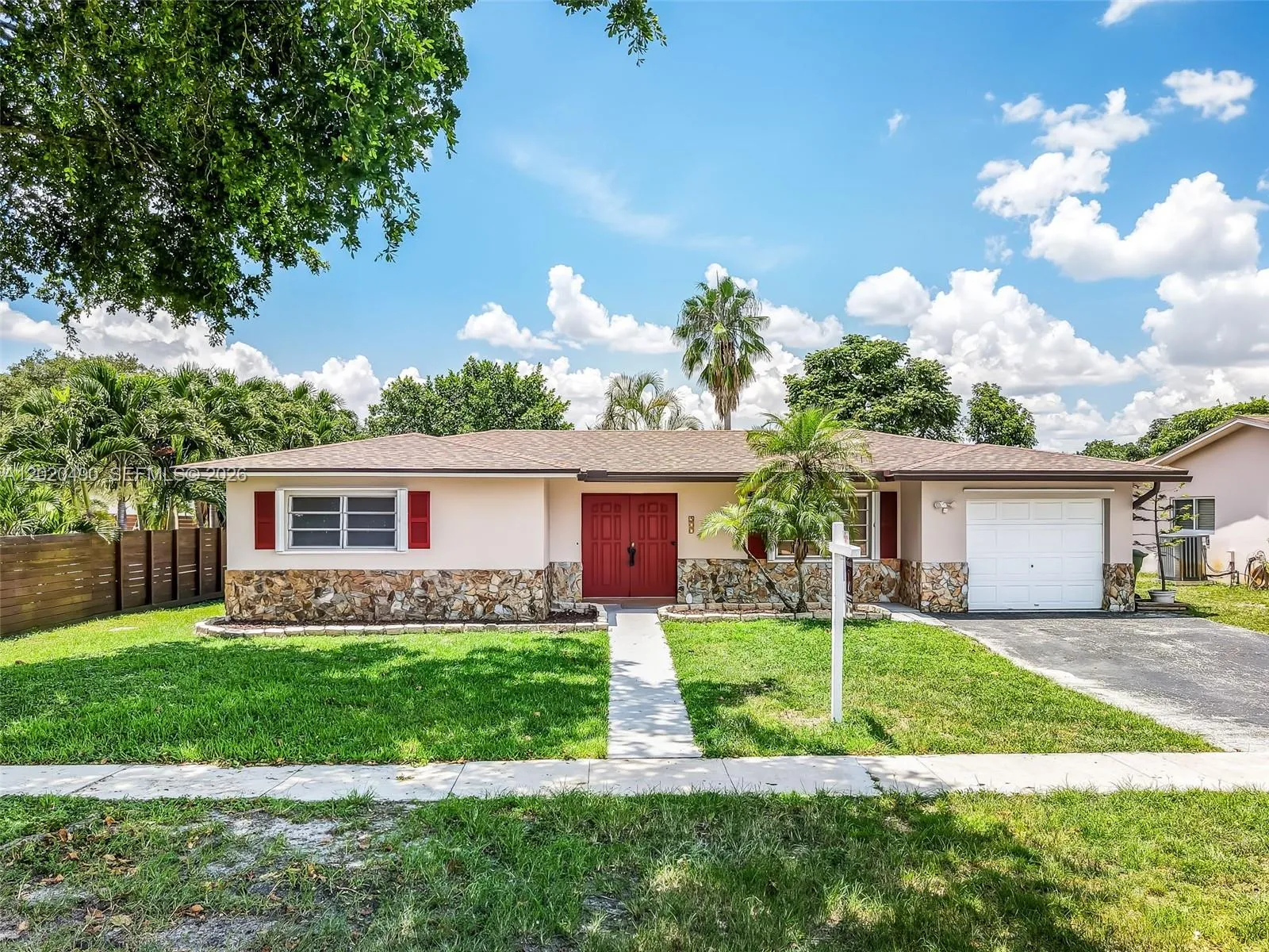 Foto de propiedad en 500 NW 96th Terrace, Pembroke Pines, FL 33024 Pembroke Pines con MLS# 