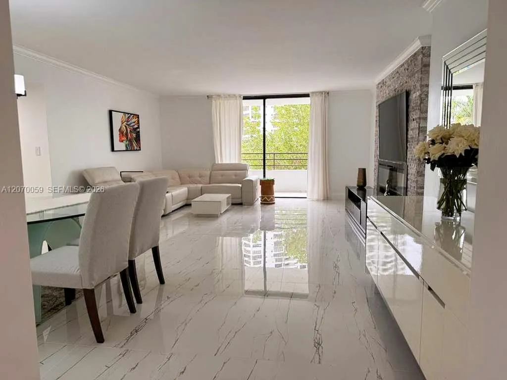 Foto de propiedad en 500 Three Islands Boulevard 106, Hallandale Beach, FL 33009 Hallandale Beach con MLS# 