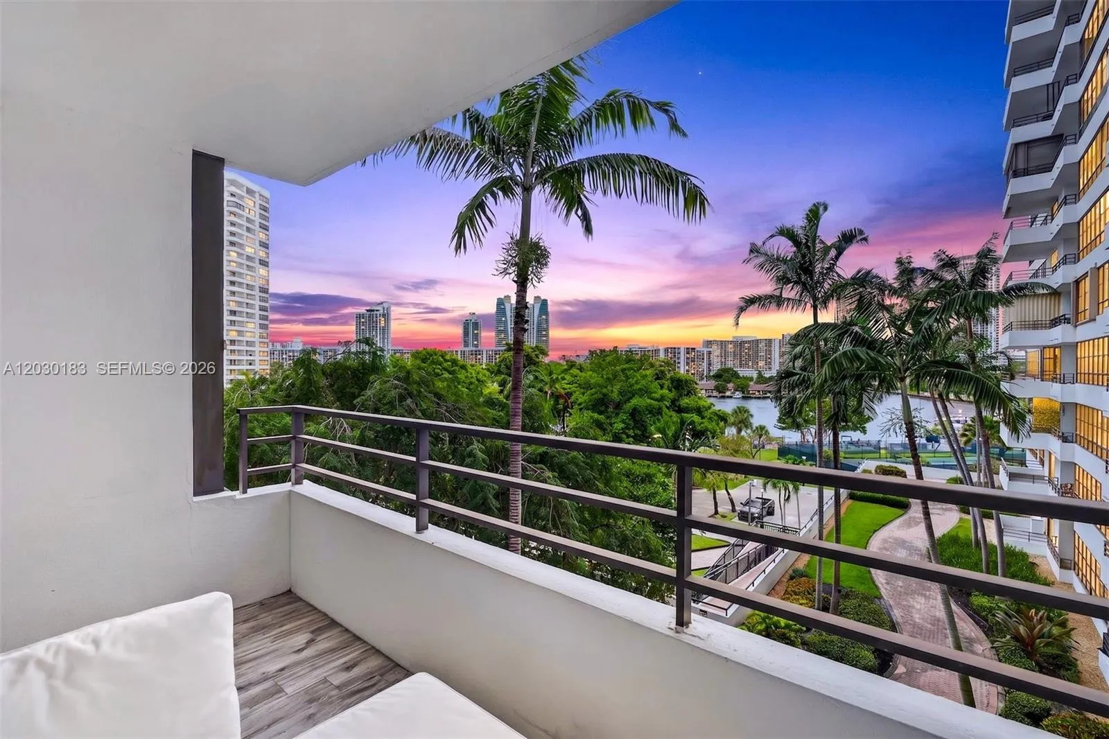 Foto de propiedad en 500 Three Islands Boulevard 201, Hallandale Beach, FL 33009 Hallandale Beach con MLS# 