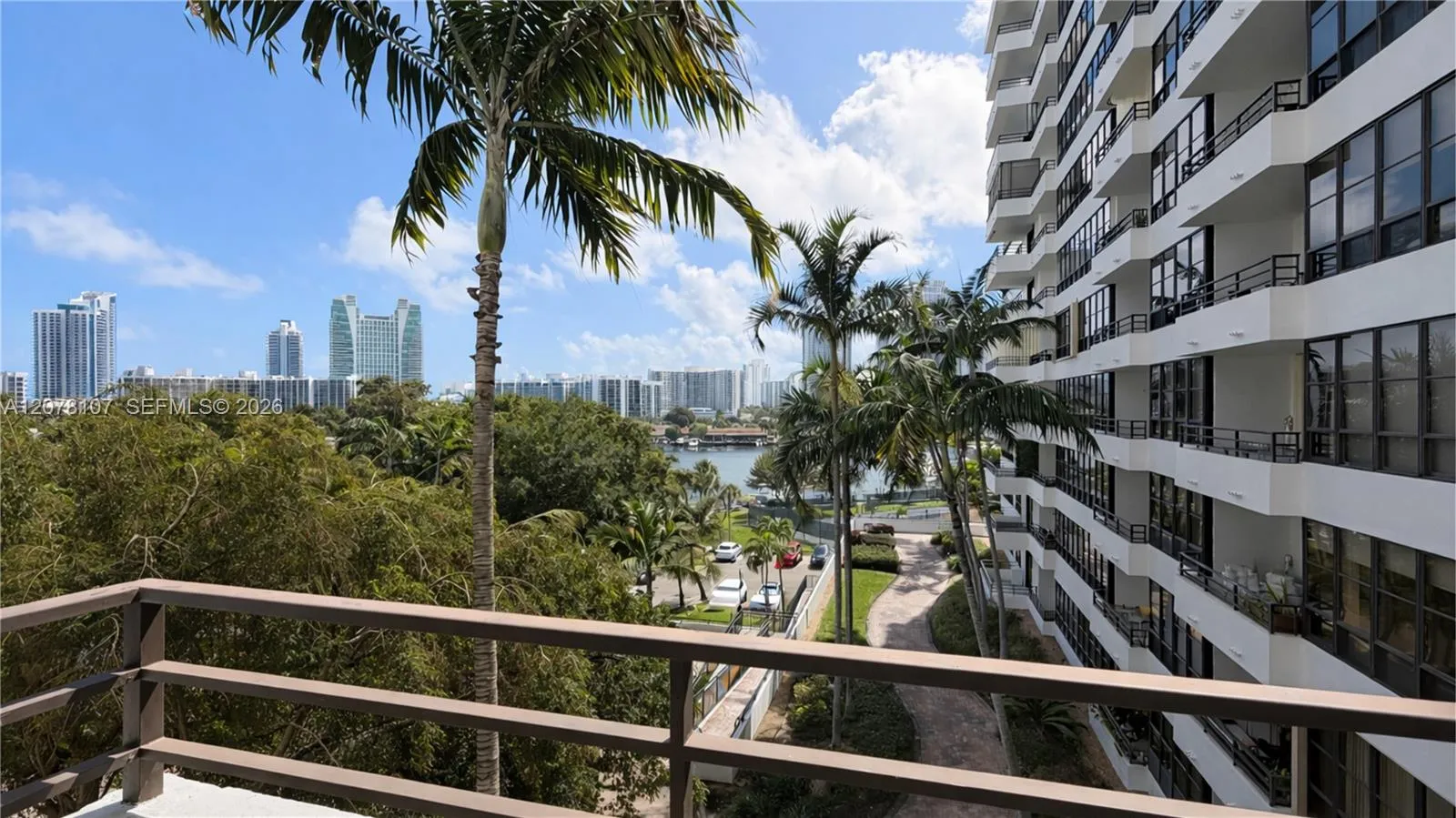 Foto de propiedad en 500 Three Islands Boulevard 201, Hallandale Beach, FL 33009 Hallandale Beach con MLS# 