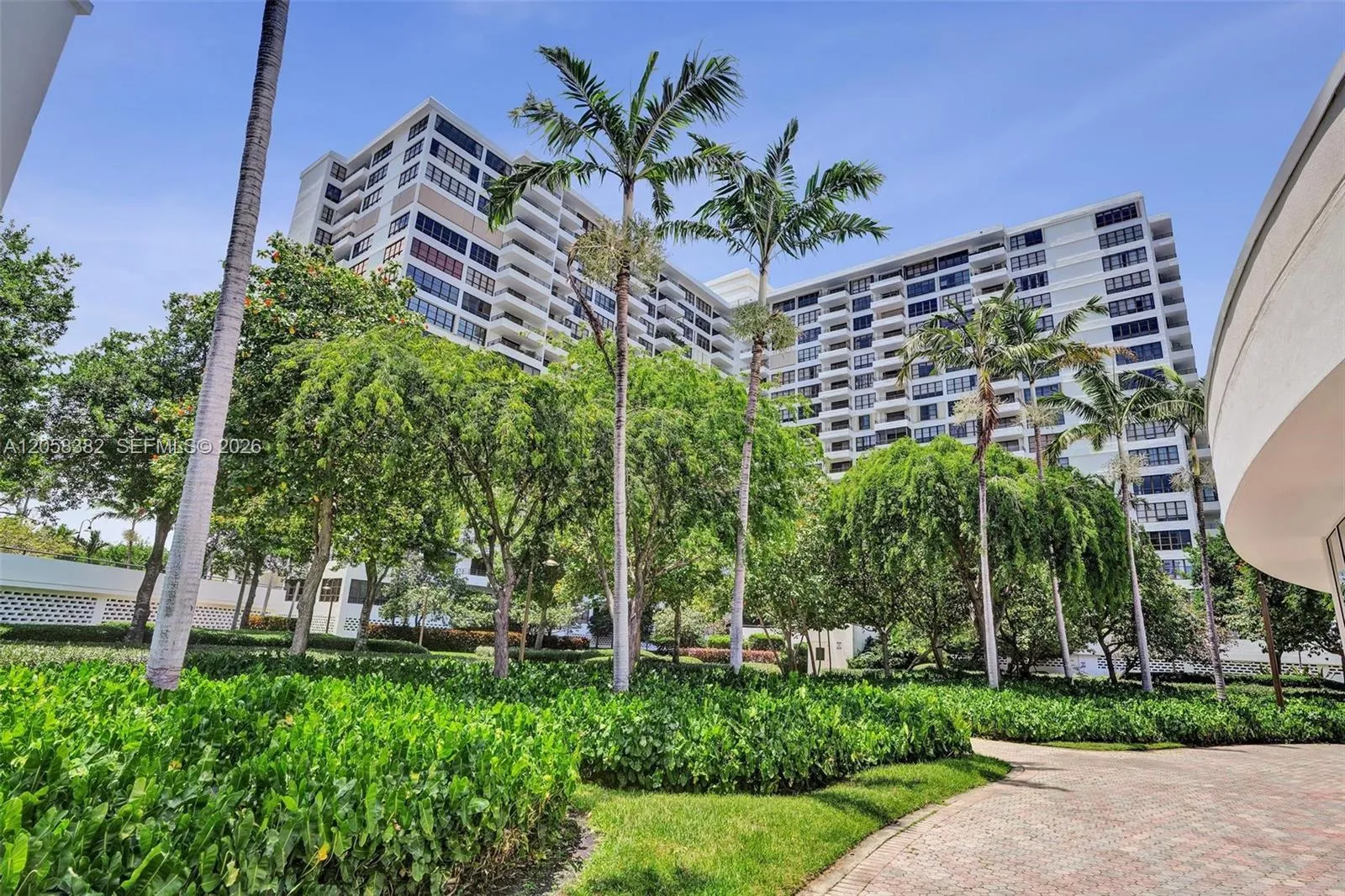 Foto de propiedad en 500 Three Islands Boulevard 213, Hallandale Beach, FL 33009 Hallandale Beach con MLS# 