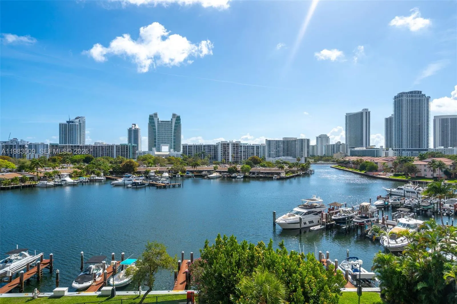 Foto de propiedad en 500 Three Islands Boulevard 226, Hallandale Beach, FL 33009 Hallandale Beach con MLS# 