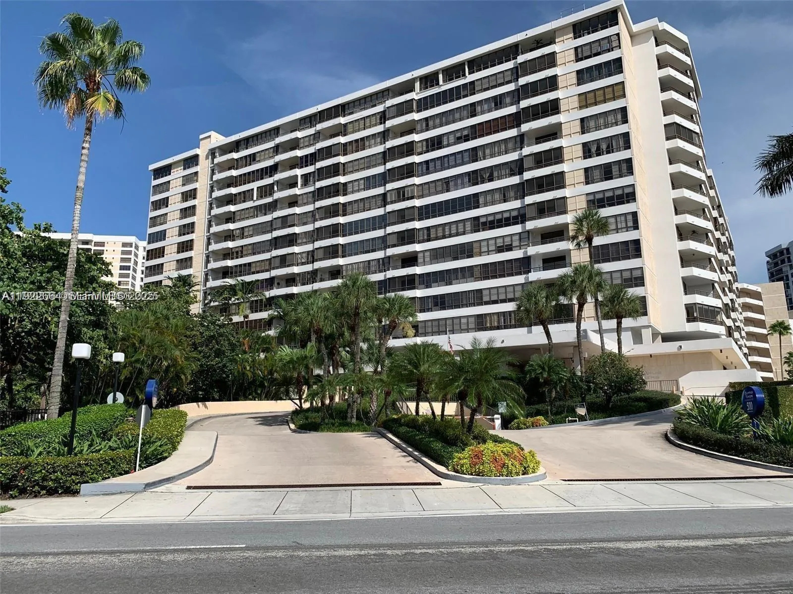 Foto de propiedad en 500 Three Islands Boulevard 307, Hallandale Beach, FL 33009 Hallandale Beach con MLS# 