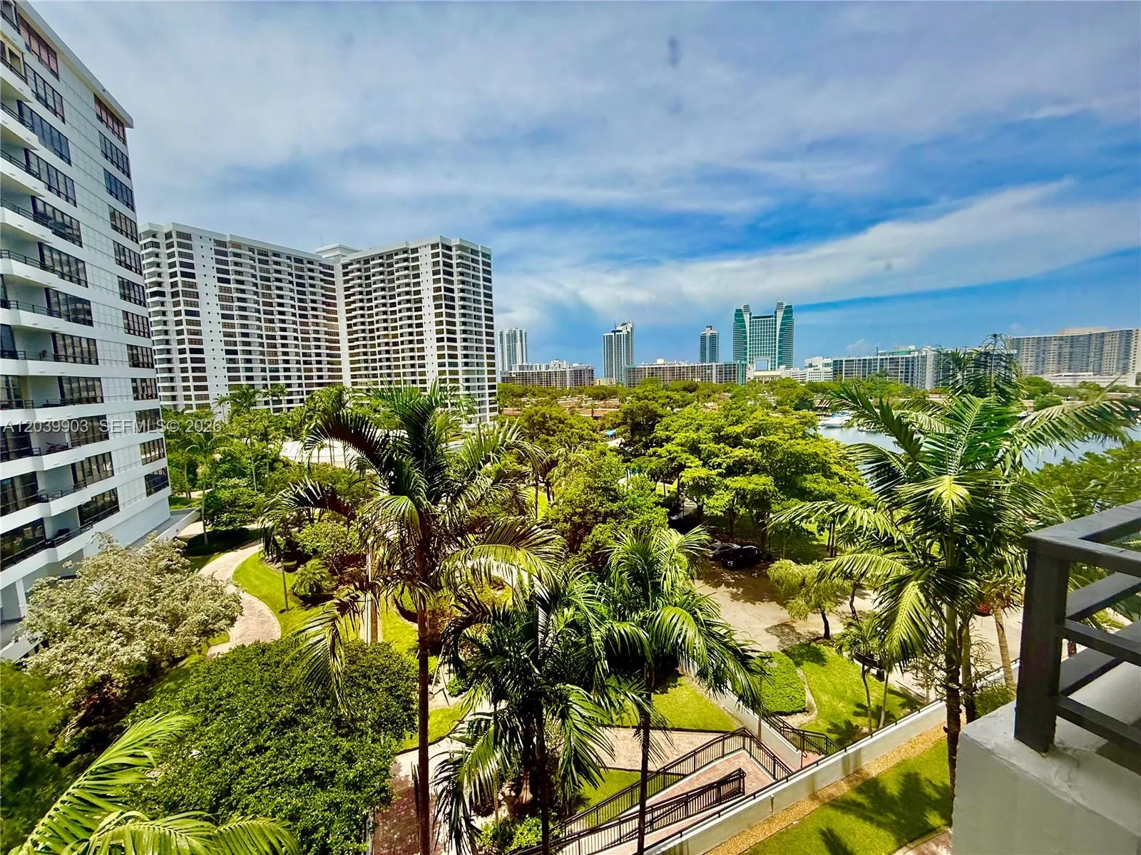 Foto de propiedad en 500 Three Islands Boulevard 421, Hallandale Beach, FL 33009 Hallandale Beach con MLS# 