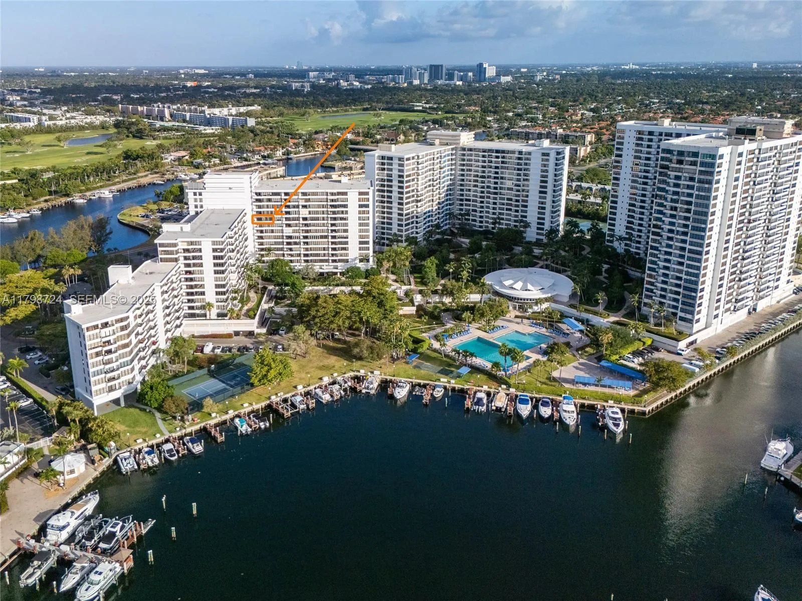 Foto de propiedad en 500 Three Islands Boulevard 801, Hallandale Beach, FL 33009 Hallandale Beach con MLS# 