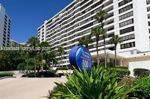 Foto de propiedad en 500 Three Islands Boulevard 908, Hallandale Beach, FL 33009 Hallandale Beach con MLS#