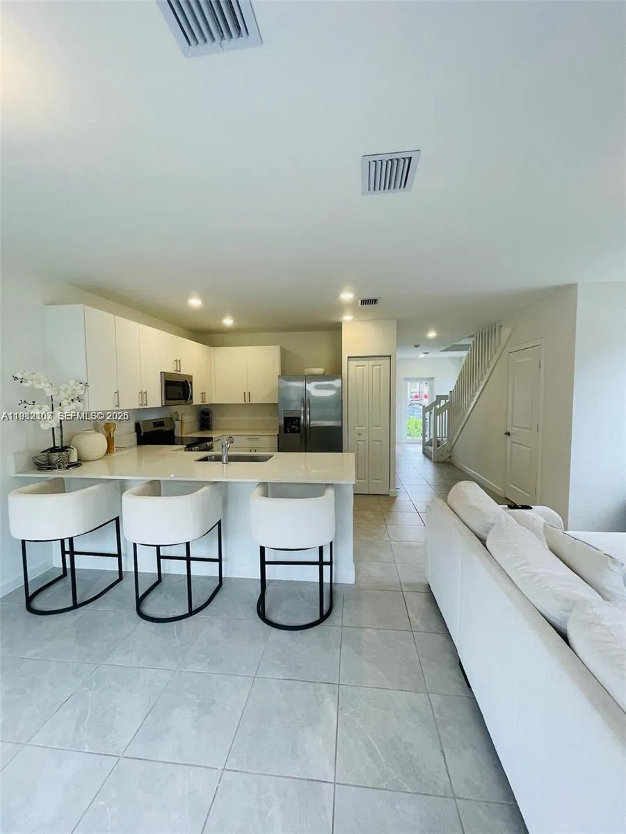 Foto de propiedad en 5000 SW 37th Street, Pembroke Park, FL 33023 Pembroke Park con MLS# 