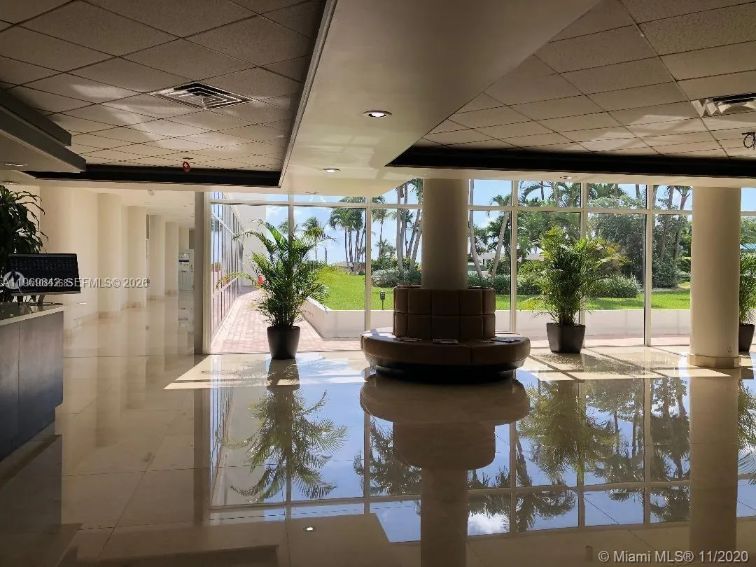 Foto de propiedad en 5005 Collins Avenue 1404, Miami Beach, FL 33140 Miami Beach con MLS# 