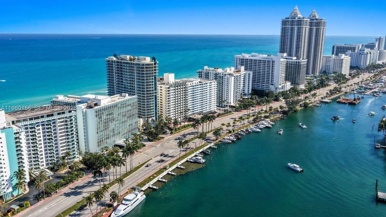 Foto de propiedad en 5005 Collins Avenue 504, Miami Beach, FL 33140 Miami Beach con MLS# 