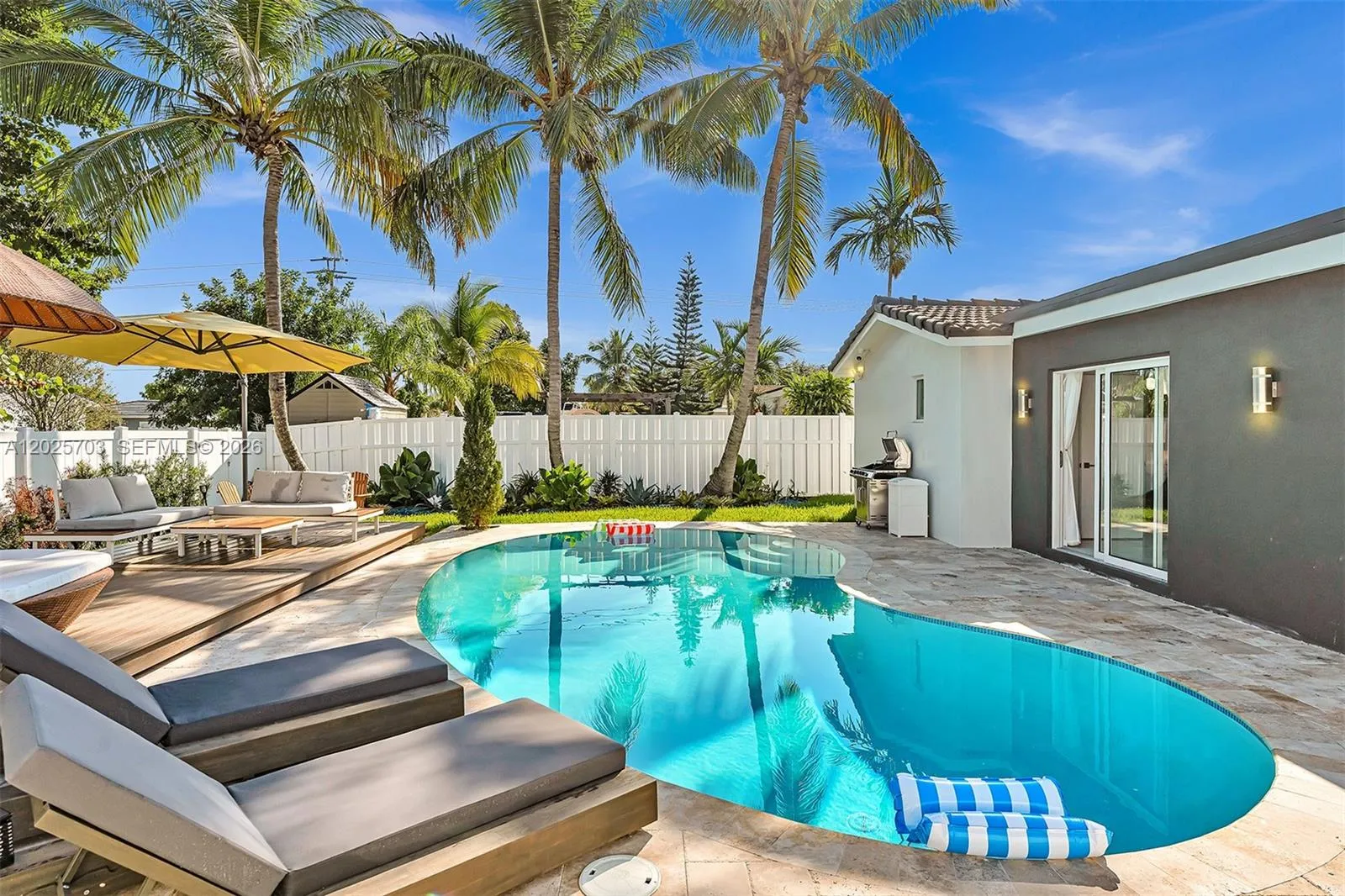 Foto de propiedad en 5005 Johnson Street, Hollywood, FL 33021 Hollywood con MLS# 
