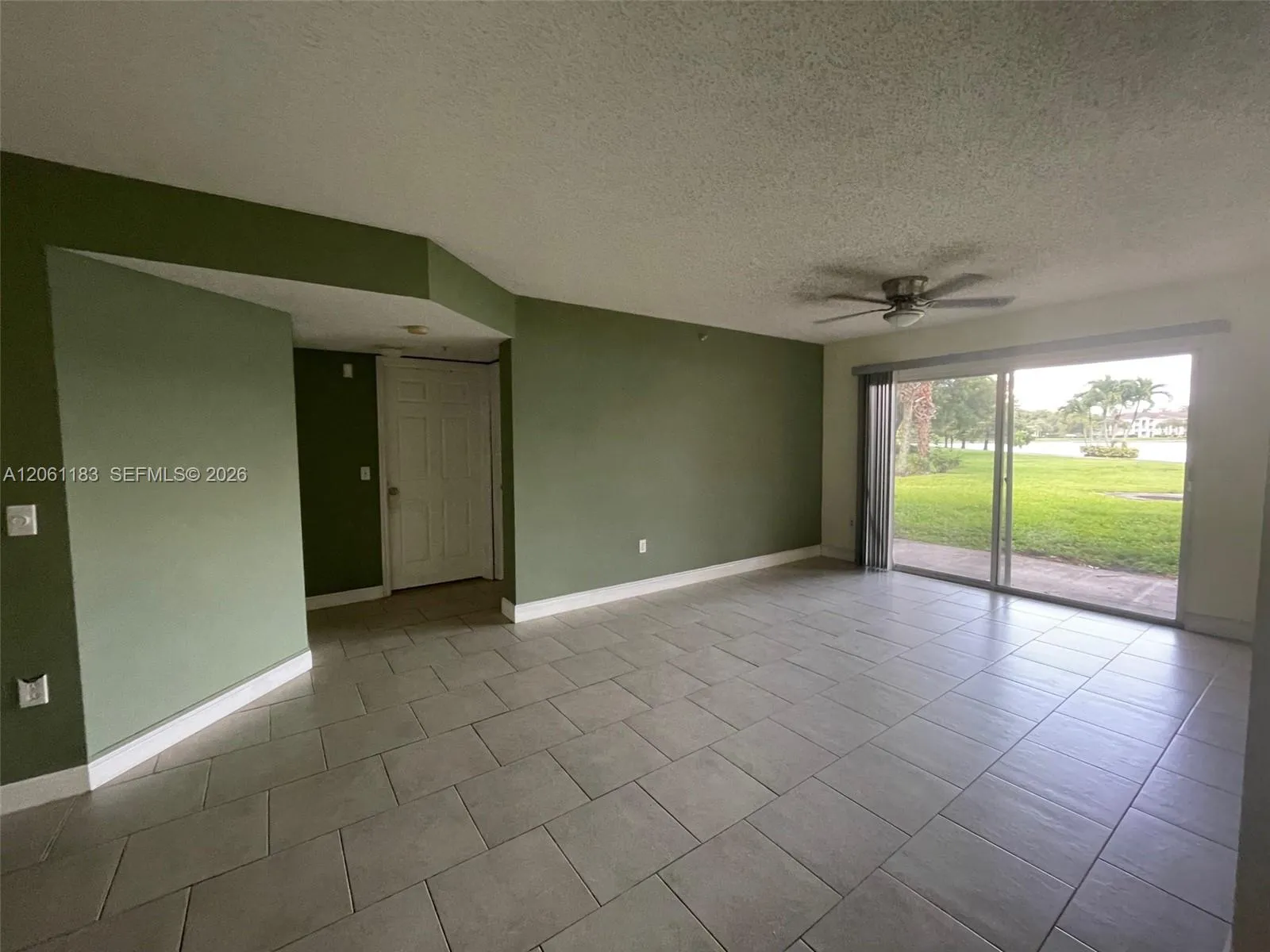 Foto de propiedad en 5005 Wiles Road 102, Coconut Creek, FL 33073 Coconut Creek con MLS# 