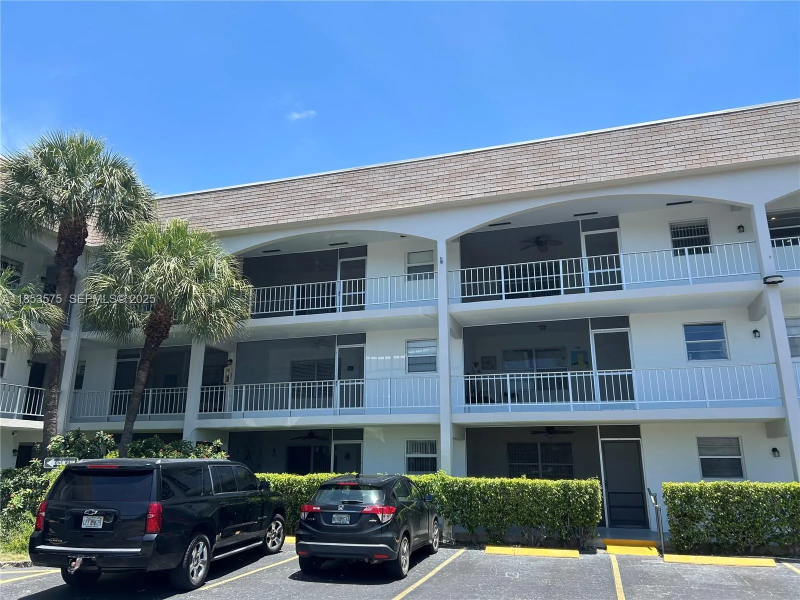 Foto de propiedad en 501 Blue Heron Drive 110-A, Hallandale Beach, FL 33009 Hallandale Beach con MLS# 