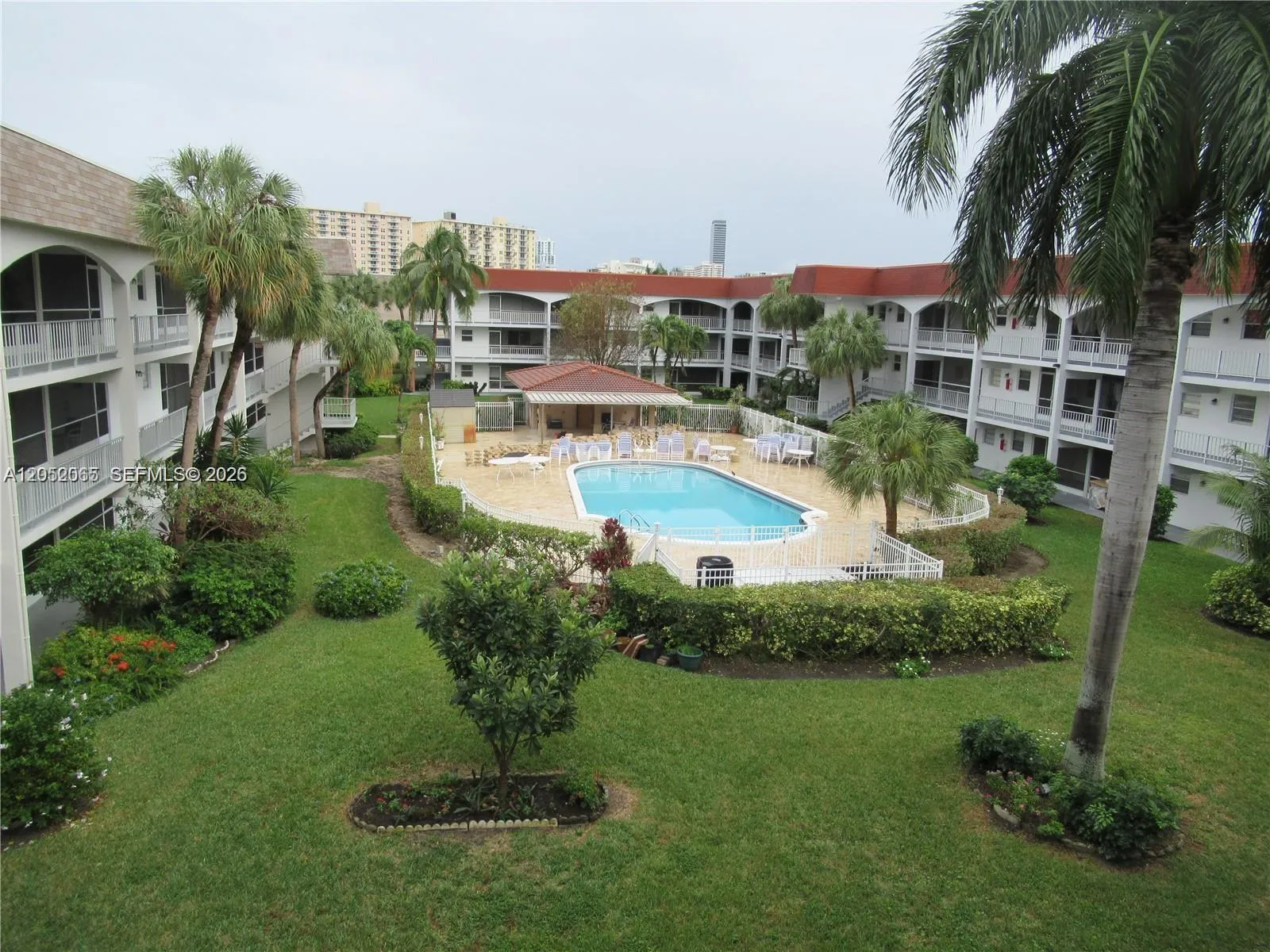 Foto de propiedad en 501 Blue Heron Drive 121-A, Hallandale Beach, FL 33009 Hallandale Beach con MLS# 