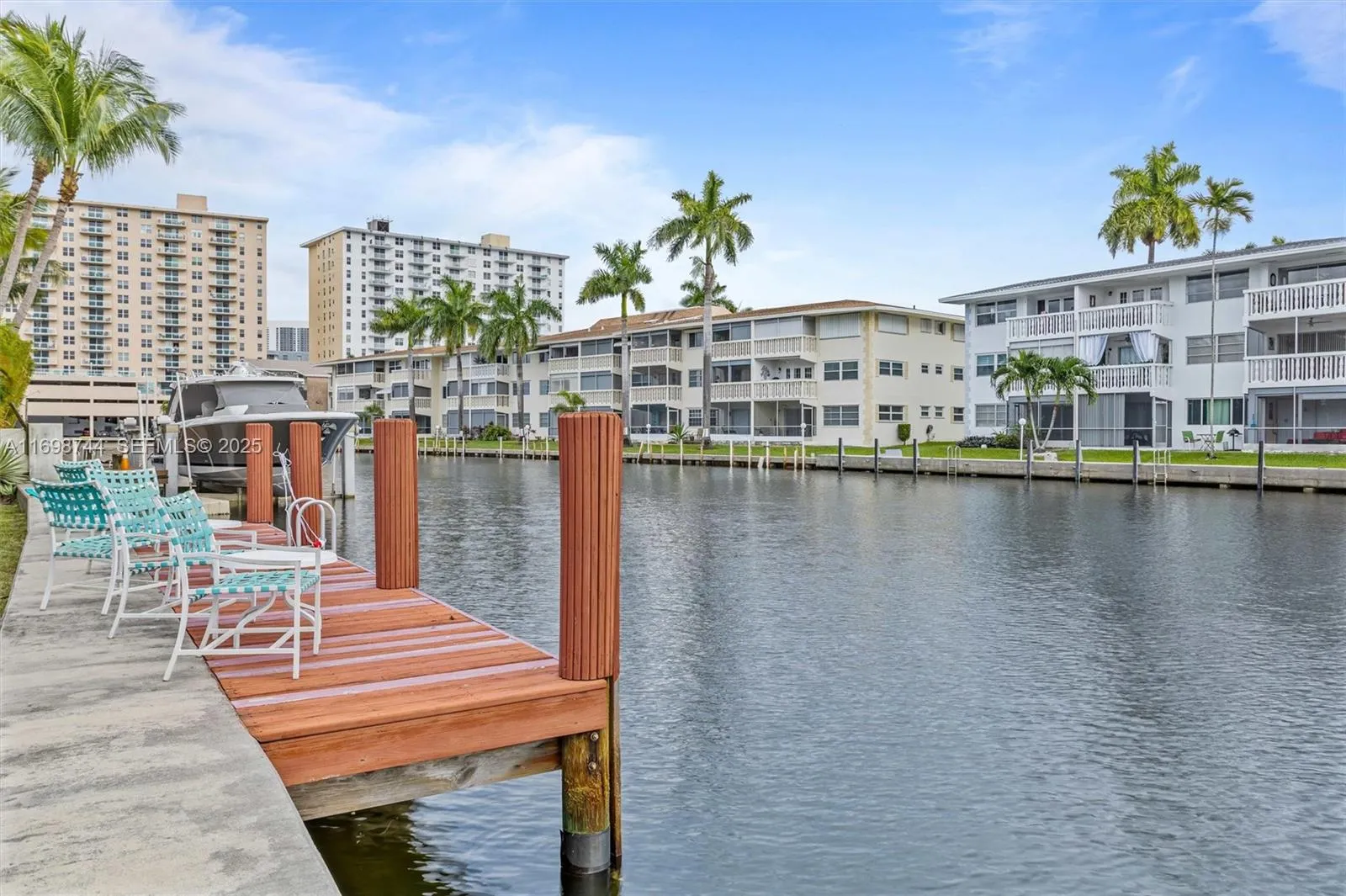 Foto de propiedad en 501 Blue Heron Drive 202-A, Hallandale Beach, FL 33009 Hallandale Beach con MLS# 