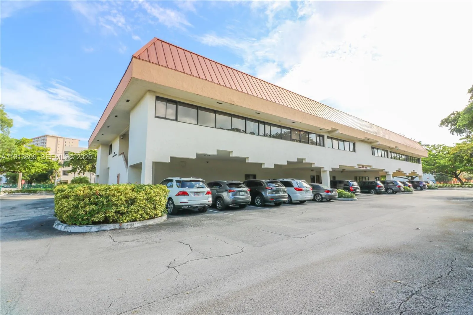 Foto de propiedad en 501 Golden Isles Drive 203E, Hallandale Beach, FL 33009 Hallandale Beach con MLS# 