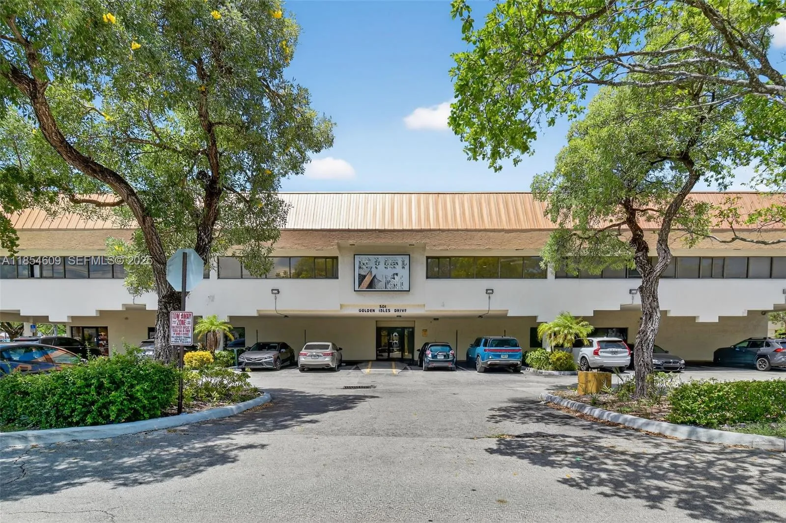 Foto de propiedad en 501 Golden Isles Drive 204, Hallandale Beach, FL 33009 Hallandale Beach con MLS# 