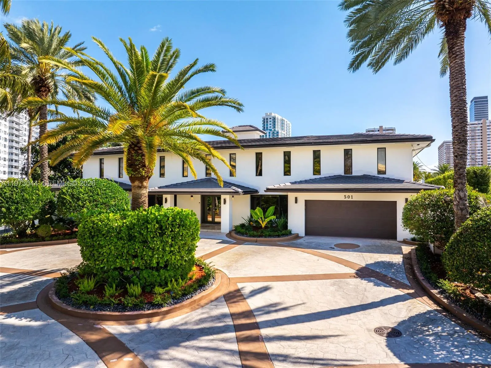 Foto de propiedad en 501 Hibiscus Drive, Hallandale Beach, FL 33009 Hallandale Beach con MLS# 