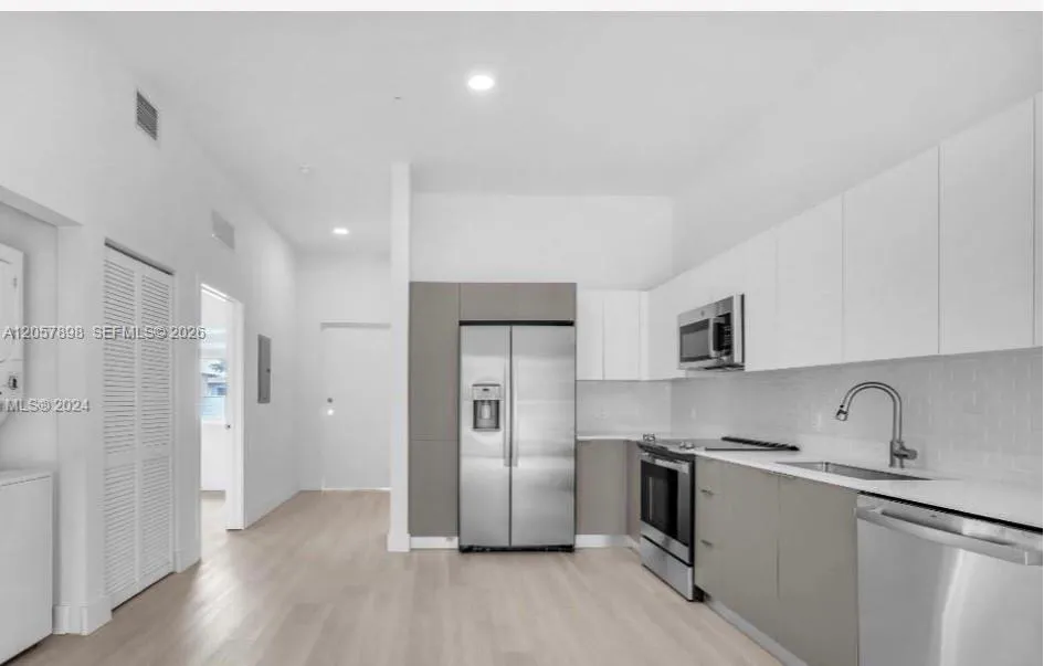 Foto de propiedad en 501 W Dixie Highway C101, Hallandale Beach, FL 33009 Hallandale Beach con MLS# 