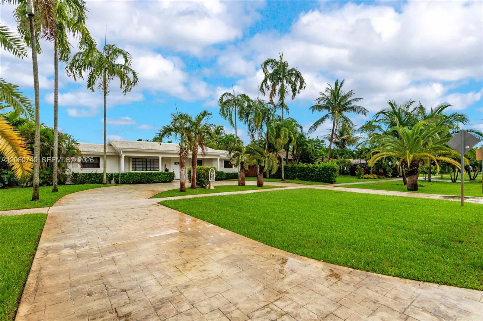 Foto de propiedad en 5013 Arthur Street, Hollywood, FL 33021 Hollywood con MLS# 