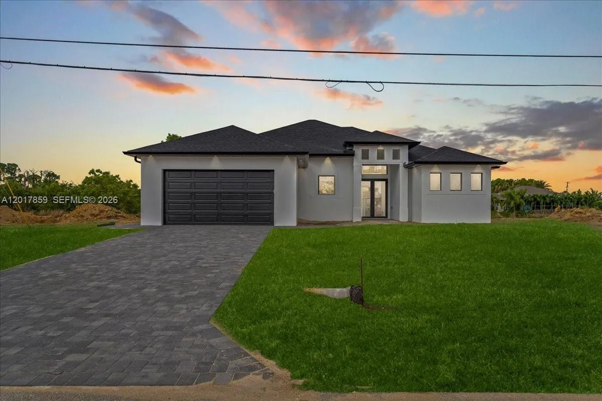 Foto de propiedad en 502 NE 5th Place, Cape Coral, FL 33909 Cape Coral con MLS# 