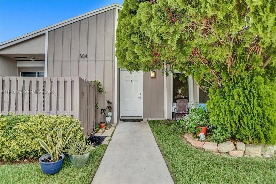 Foto de propiedad en 504 Woodgate Circle C, Sunrise, FL 33326 Sunrise con MLS# 