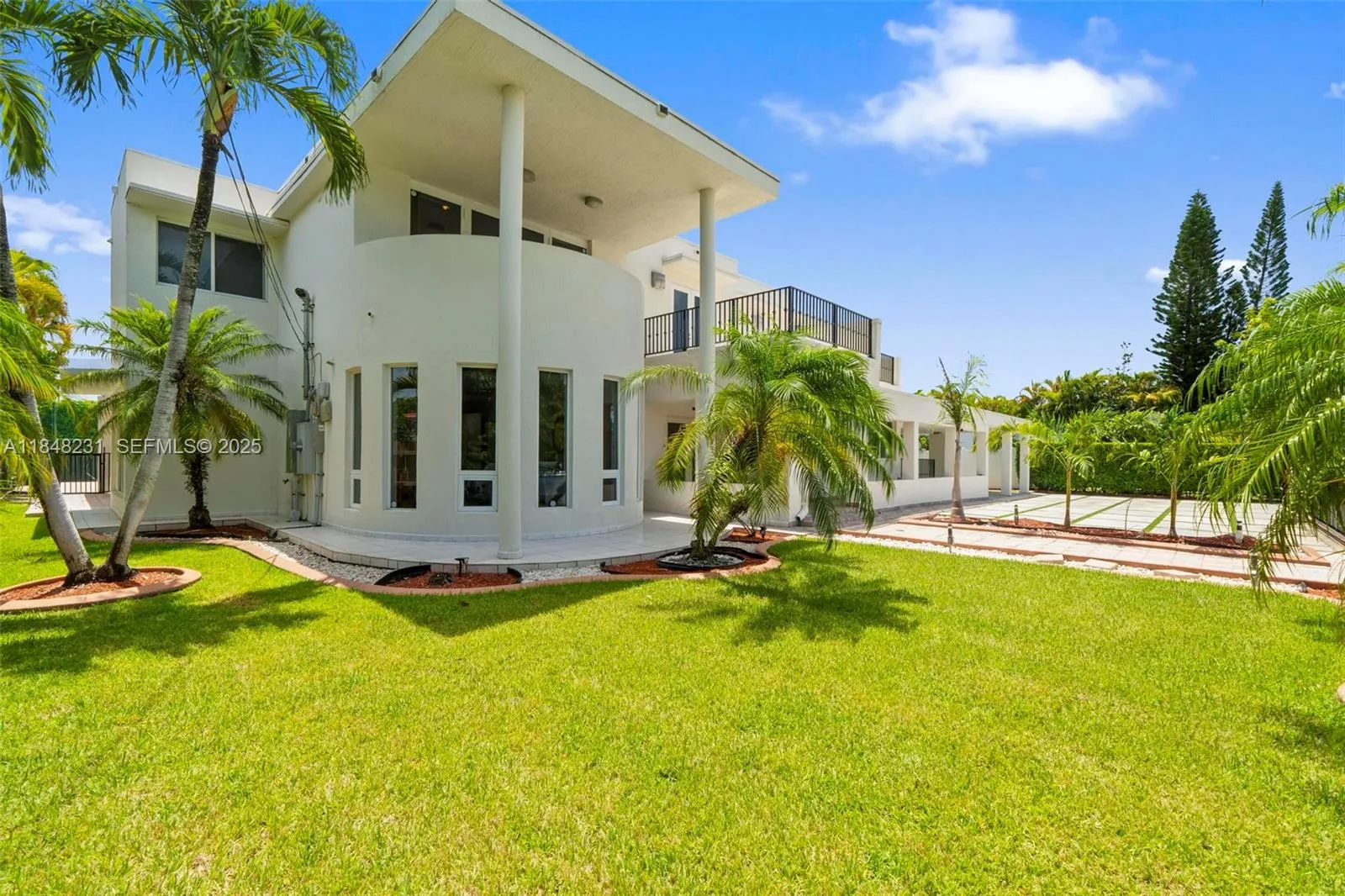 Foto de propiedad en 5045 SW 67th Avenue, South Miami, FL 33155 South Miami con MLS# 