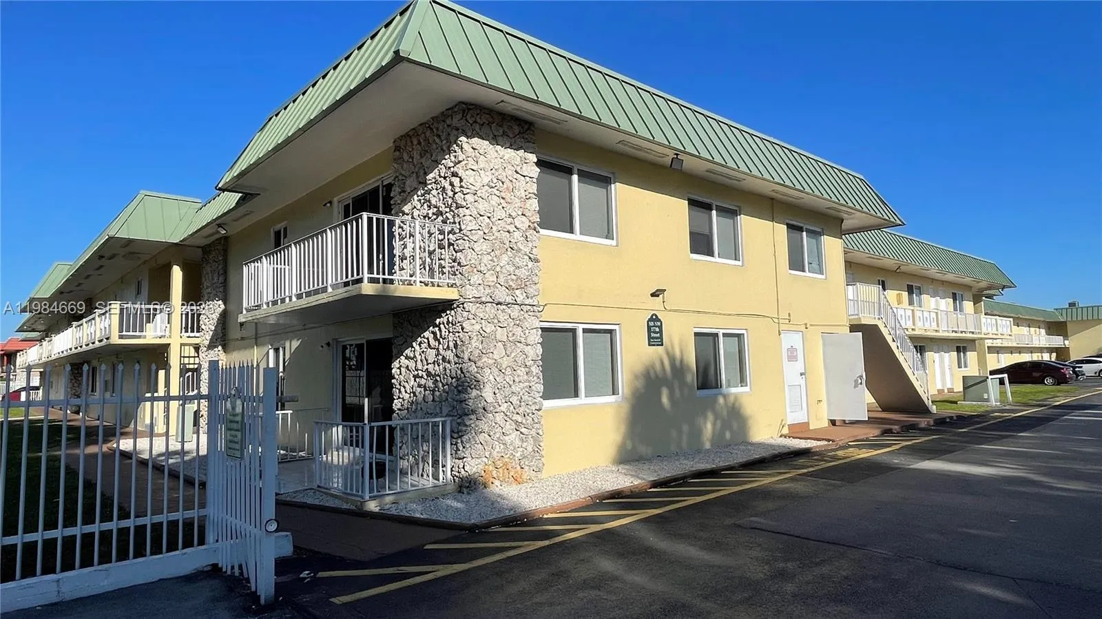 Foto de propiedad en 505 NW 177th Street 212, Miami Gardens, FL 33169 Miami Gardens con MLS# 