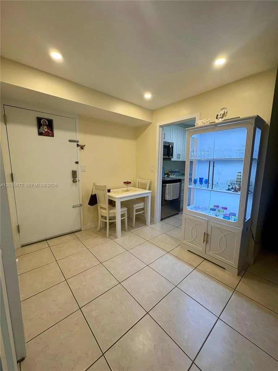 Foto de propiedad en 5050 NW 7th Street 309, Miami, FL 33126 Miami con MLS# 